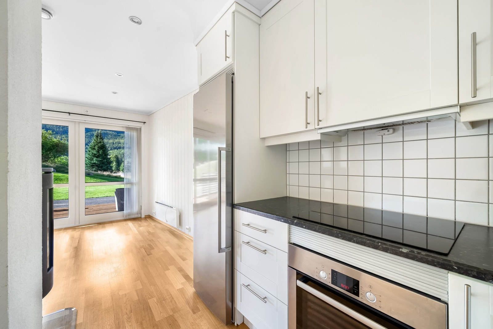 Integrert stekeovn og platetopp, oppvaskmaskin og ventilator. Galleribilde