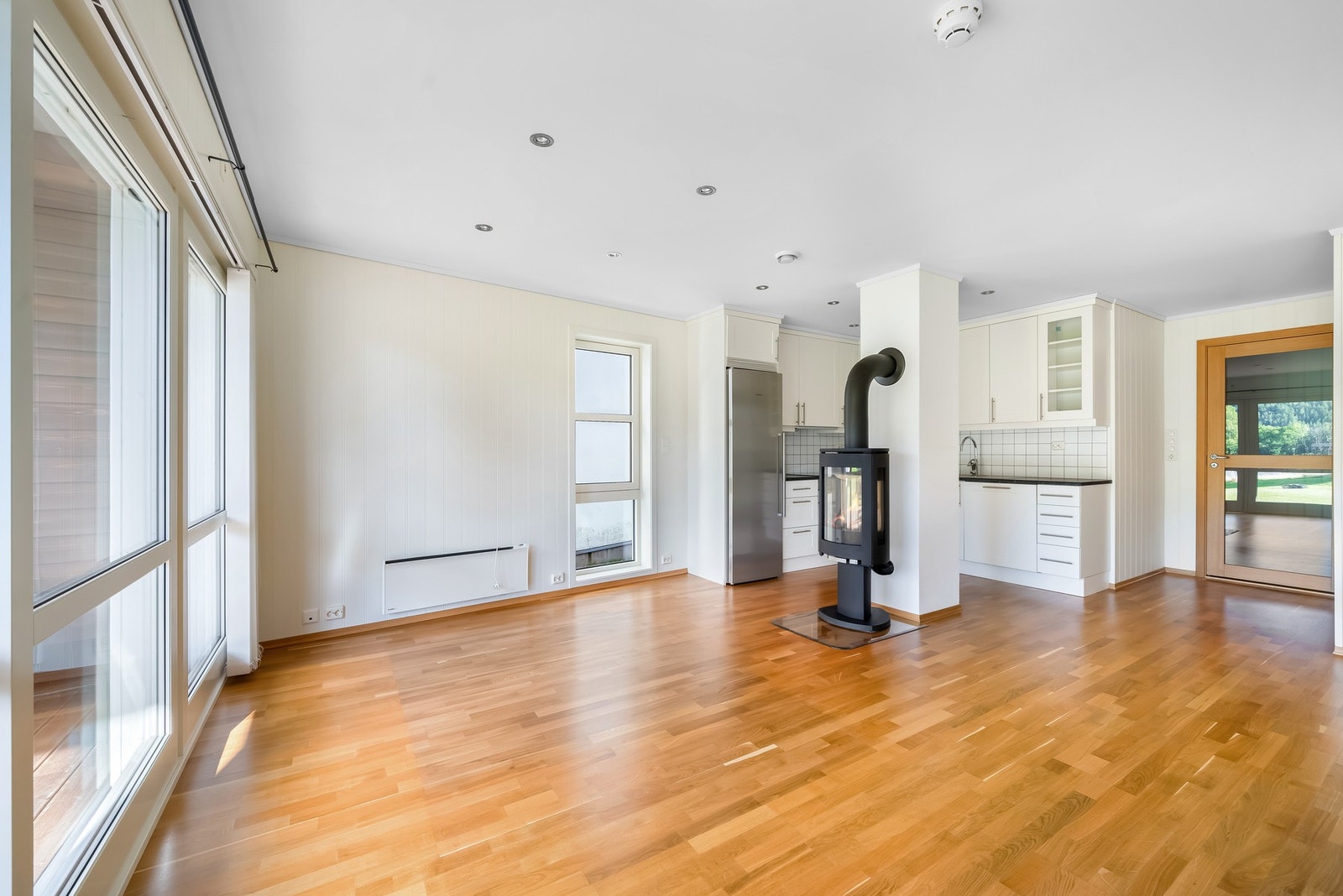 Romslig stue med plass til sofagruppe og spisebord. Galleribilde