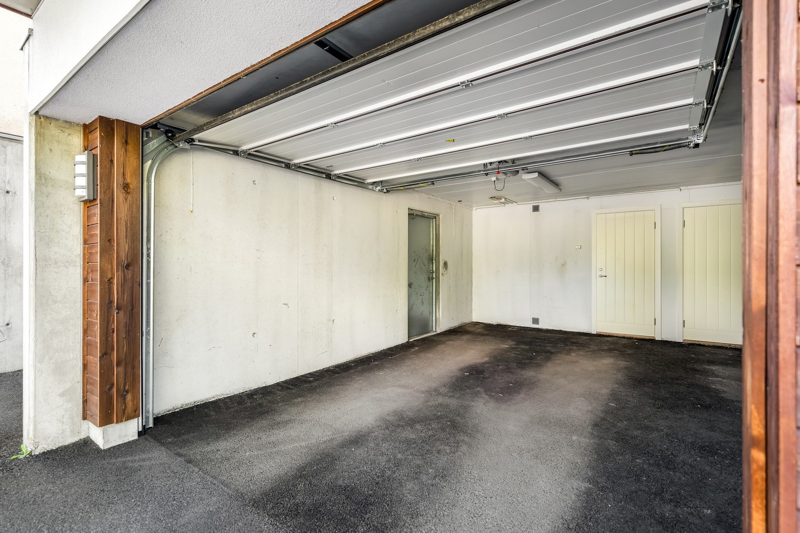 Garasjeplass. Galleribilde