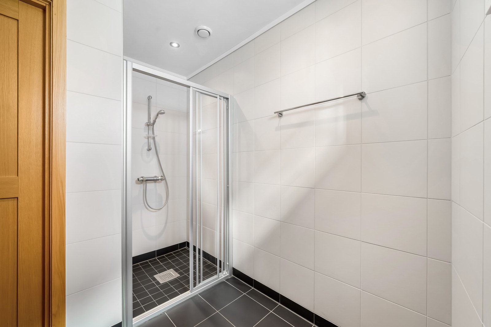 Både gulv og vegger er belagt med flis. Galleribilde