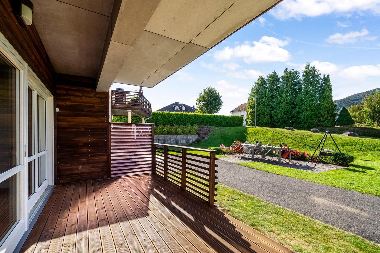 Sørvendt terrasse, med utgang fra stue. Galleribilde