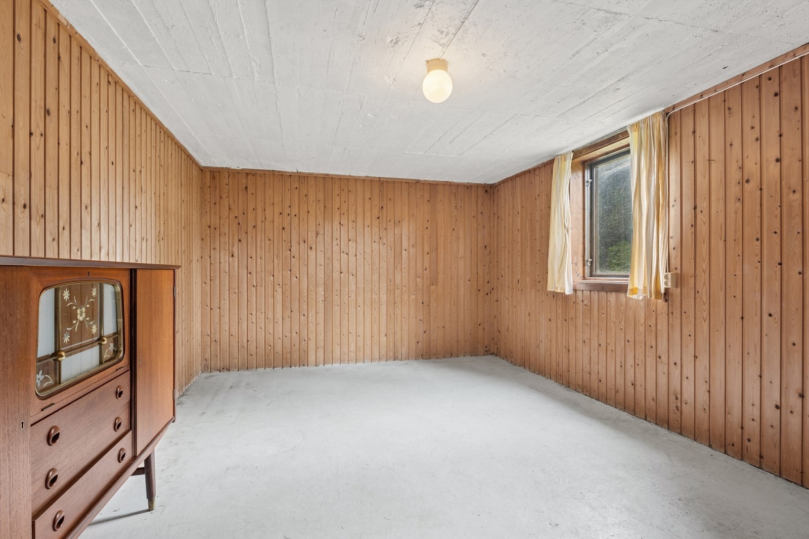 Rom i kjeller innredet som kjellerstue Galleribilde