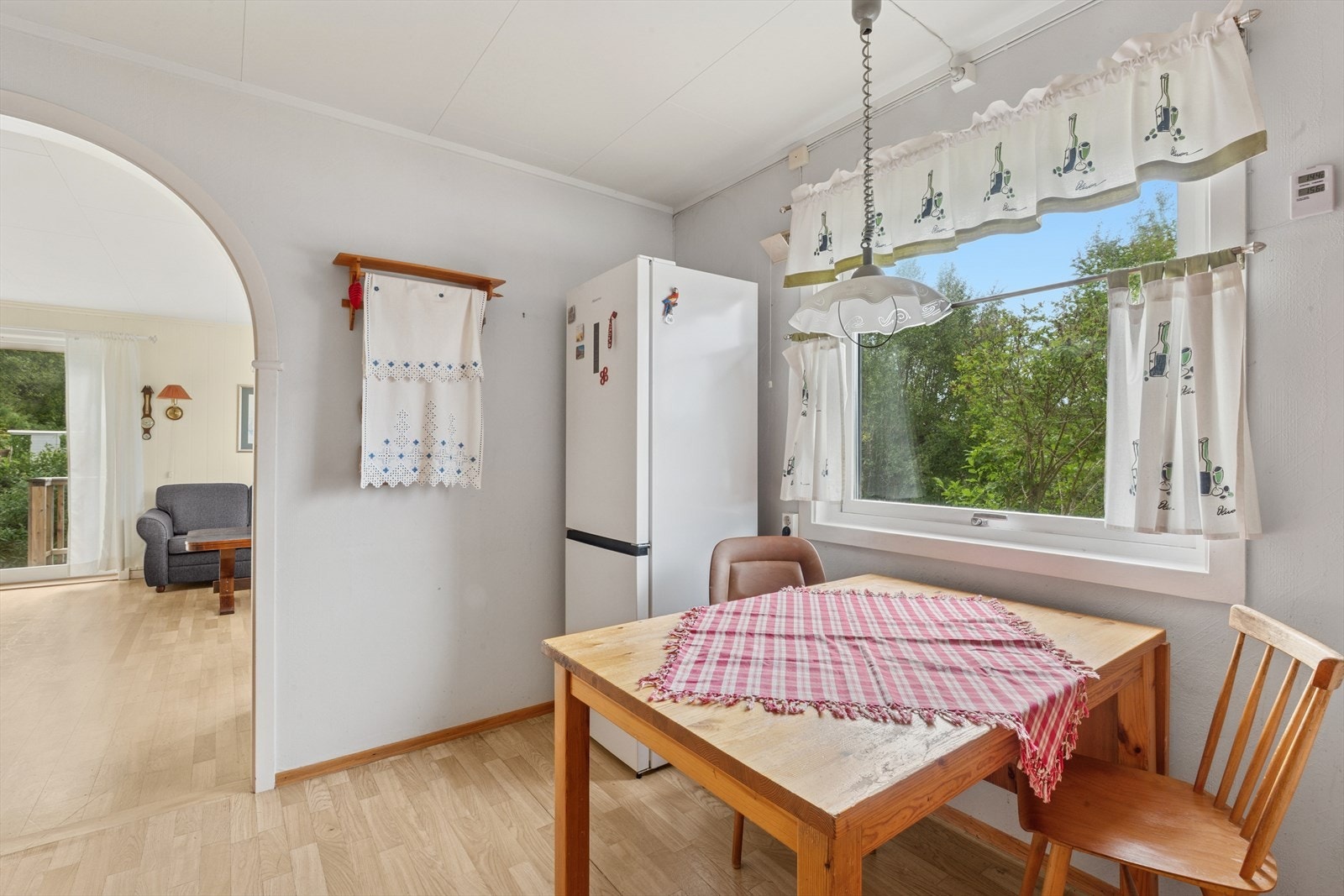 Ved vinduet er det plass til kjøkkenbord. Galleribilde