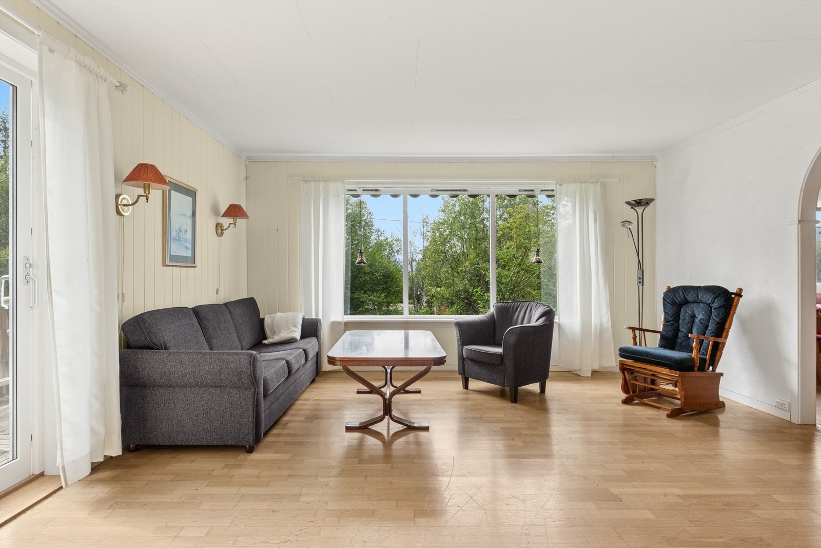 Stuen har en møbleringsvennlig utforming med soner for både sofagruppe, godstolen, spisestue Galleribilde