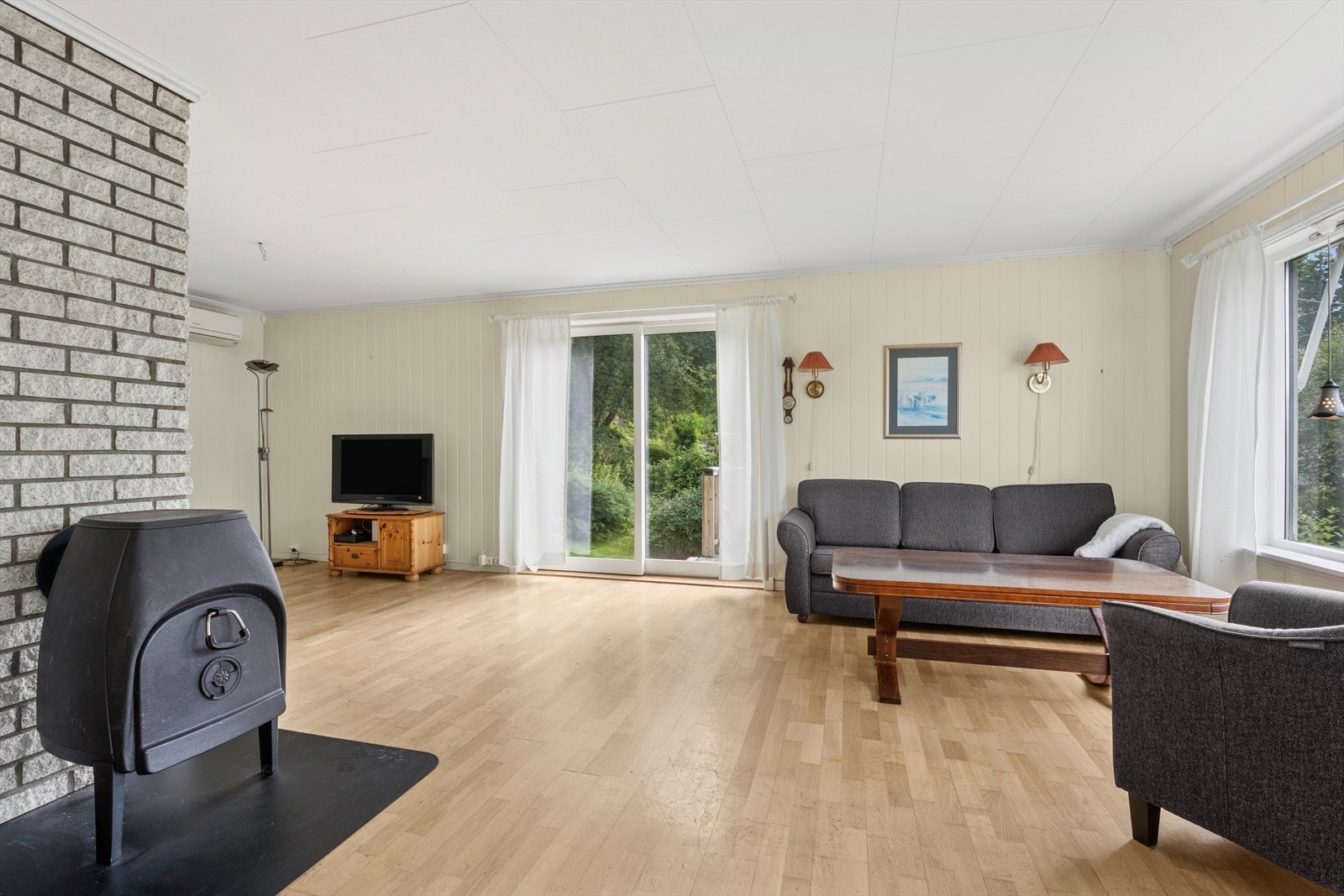 Utgang til altan hvor man kan sitte ute å nyte flotte sommerdager. Vedovnen i stuen varmer godt på kalde vinterdager. Galleribilde