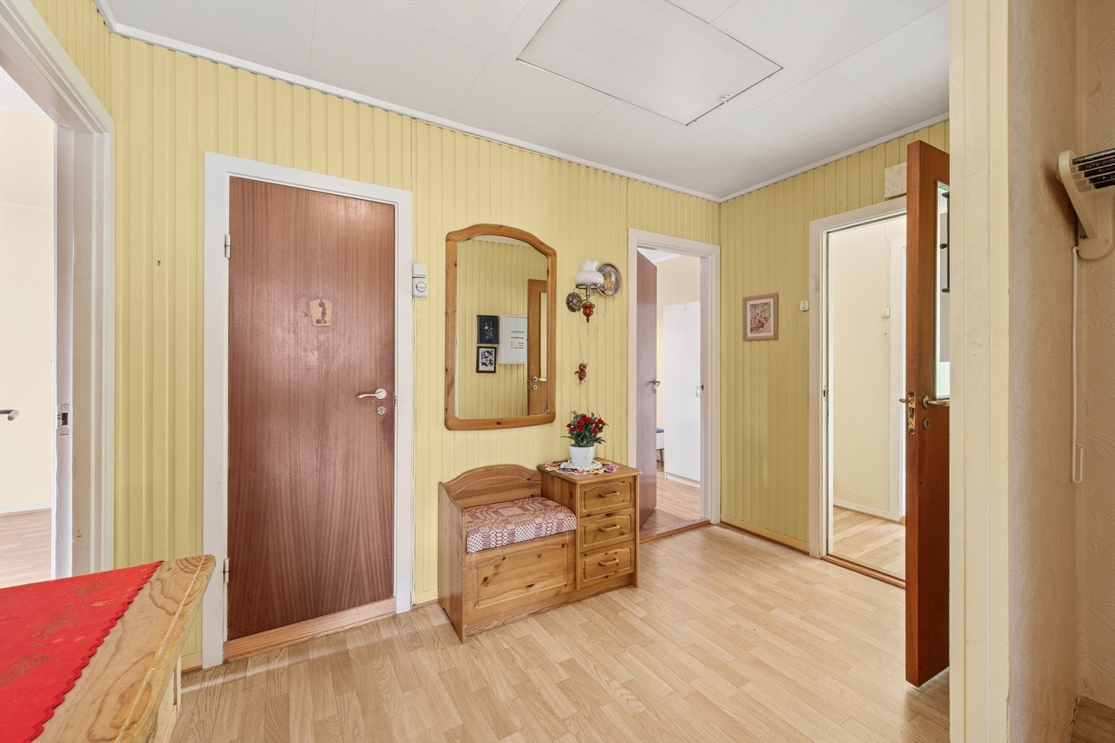 Velkommen inn! Fra entreen kommer du inn i en romslig gang. Her er det ekstra plass for å sette fra det ytterklær Galleribilde