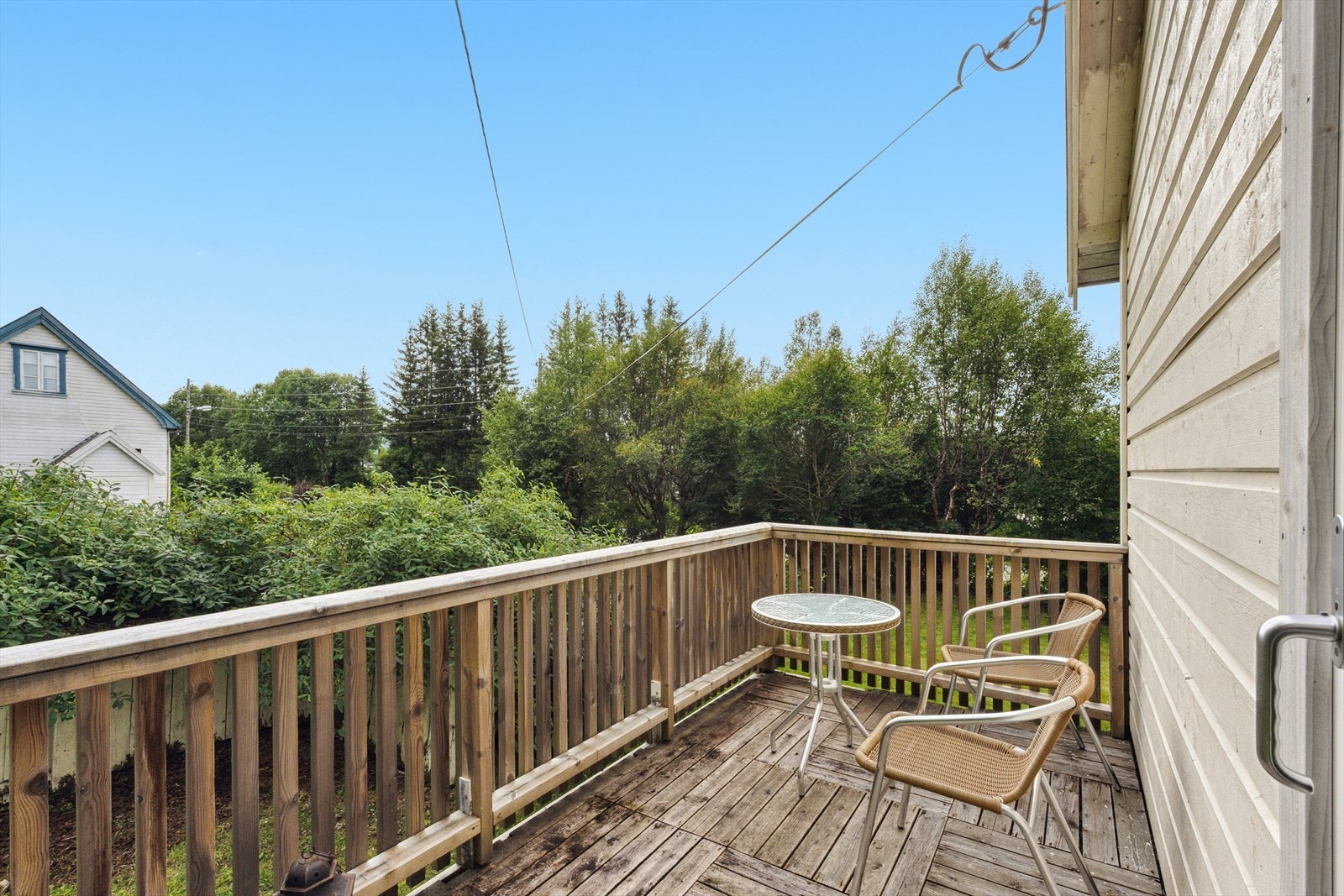 Terrasse med nedgang til markterrasse og hage. Her kan du nyte sommeren med en kopp kaffe eller te. Galleribilde