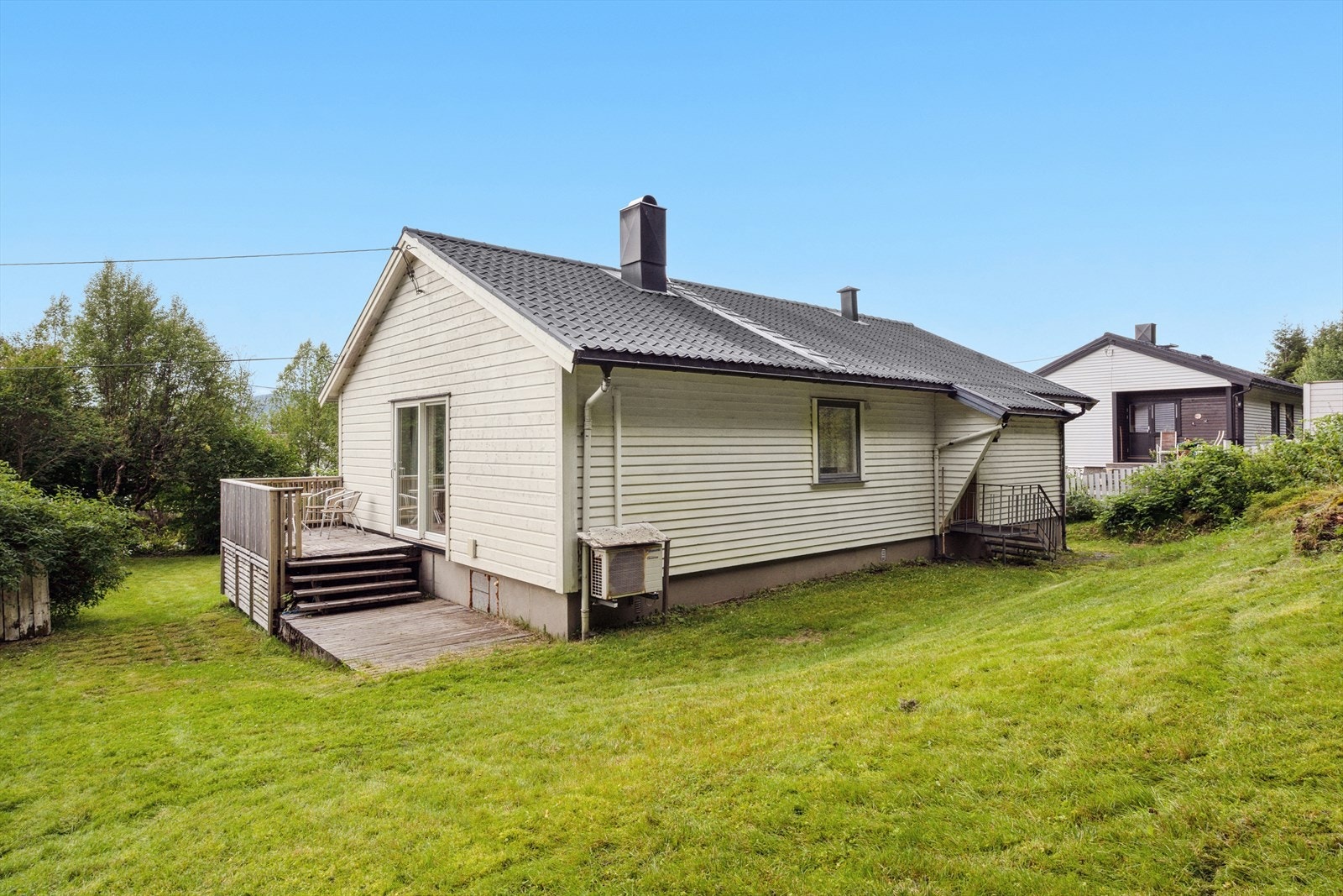 Nedgang til markterrasse og hage. Overbygget inngangsparti. Galleribilde