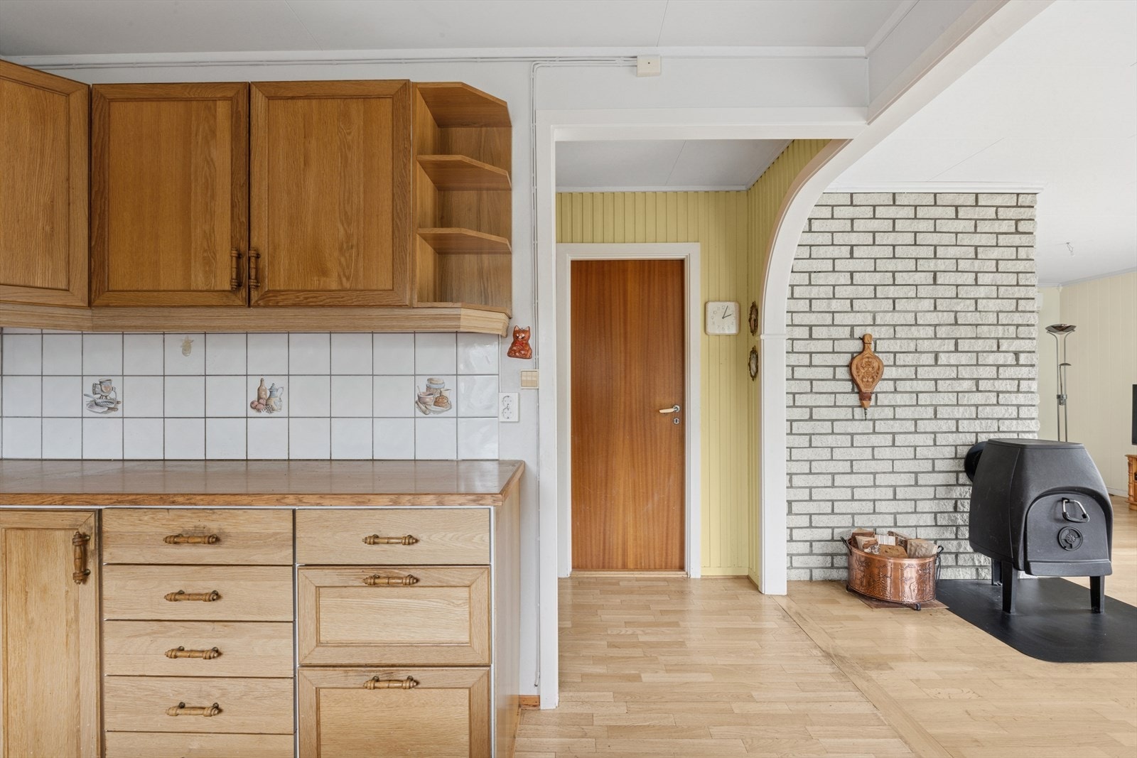 Kjøkkenet ligger med delvis åpen løsning mot stue Galleribilde