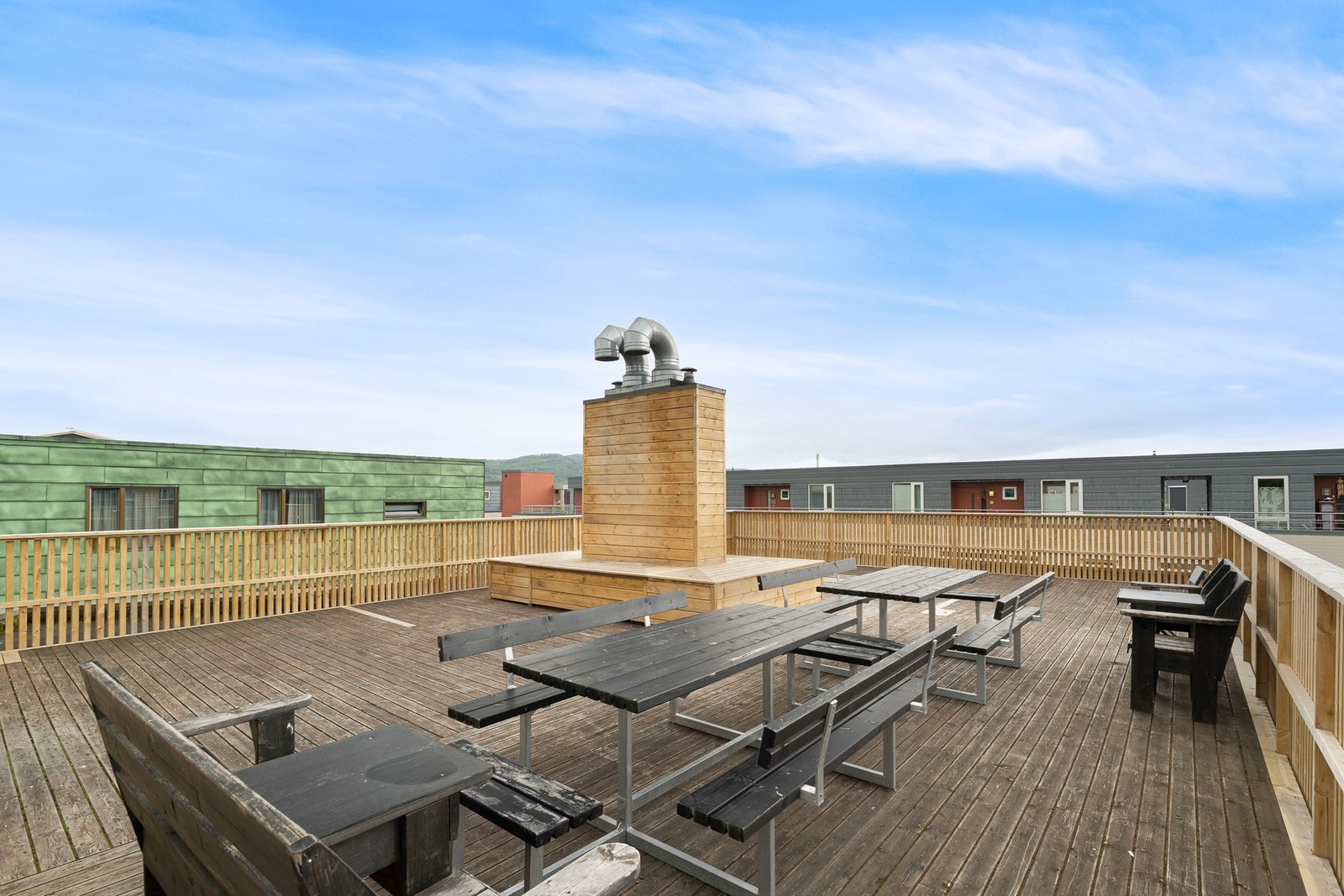 Sameiet byr på en romslig og solrik takterrasse med god plass til sittegrupper. Galleribilde