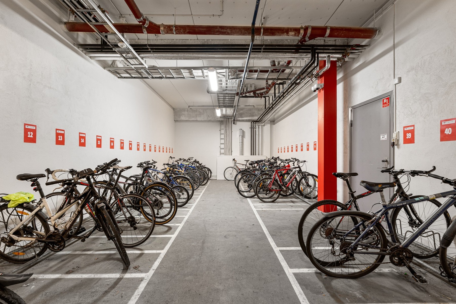 Her får du tilgang til en stor og romslig sykkelparkering i kjelleren, perfekt for trygg oppbevaring av sykkel. Galleribilde