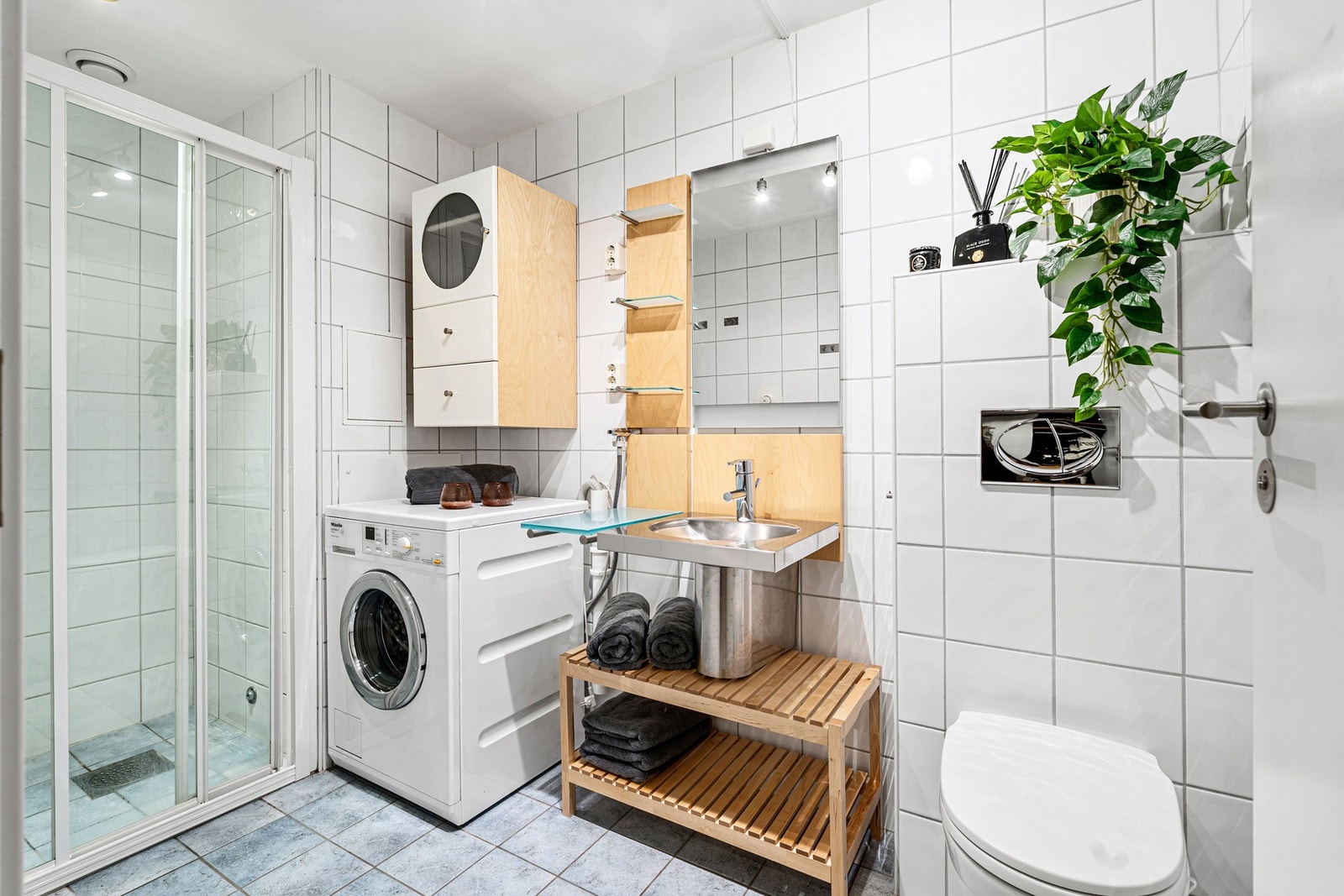 Lyst bad med flislagte overflater og vannbåren gulvvarme for ekstra komfort. Galleribilde