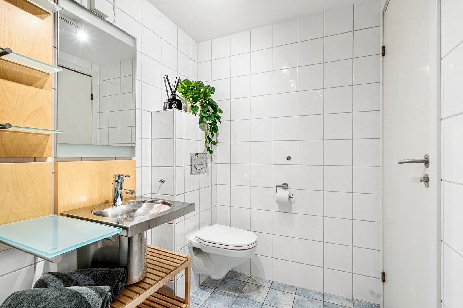 Vegghengt toalett og servant med speilskap. Galleribilde