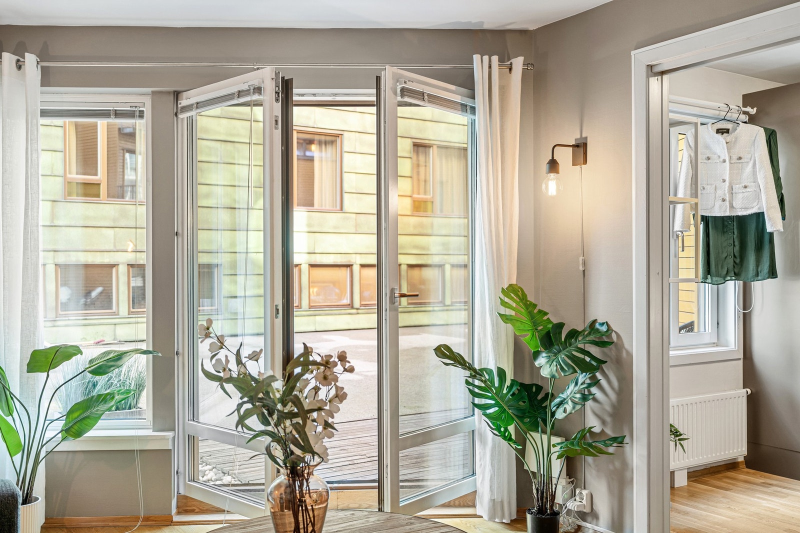 Fra stuen har du direkte utgang til en herlig terrasse. Galleribilde