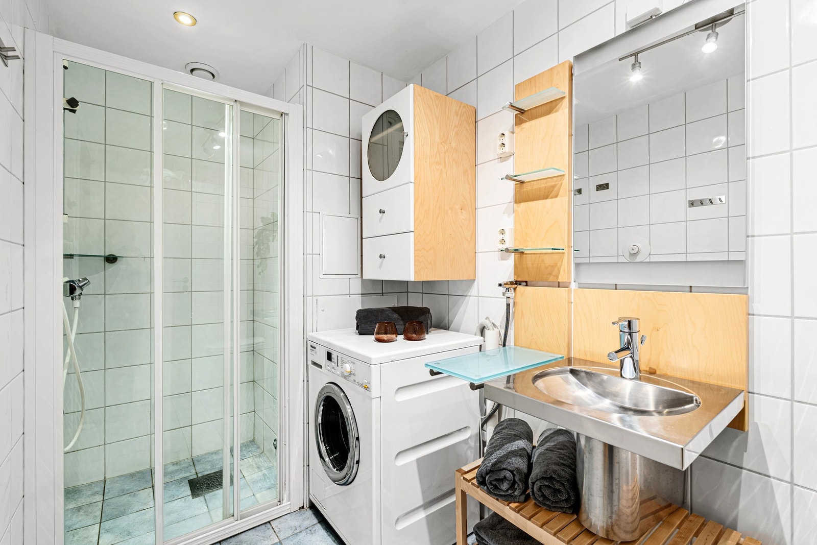 Her finner du praktiske løsninger med dusjhjørne, vegghengt toalett og opplegg for vaskemaskin og tørketrommel. Galleribilde