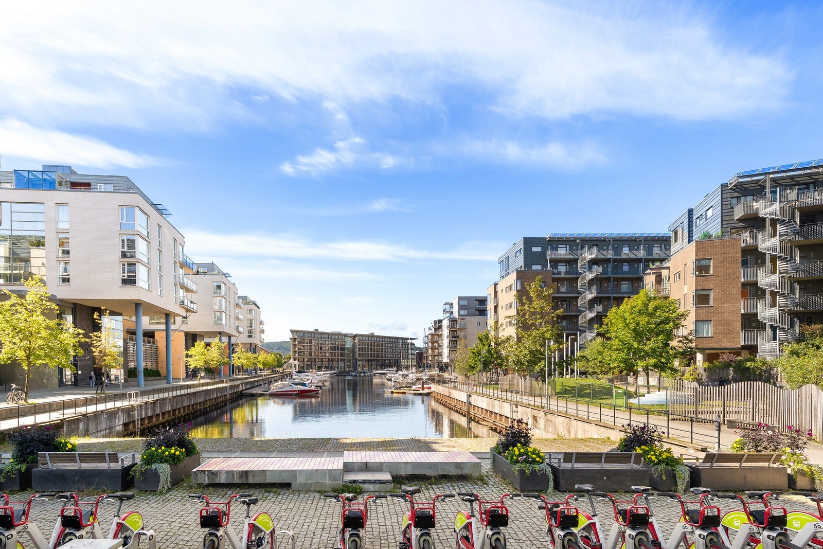 Solsiden er en idyllisk bydel med båtmarina, shoppingmuligheter og flere restauranter og kafeer. Galleribilde