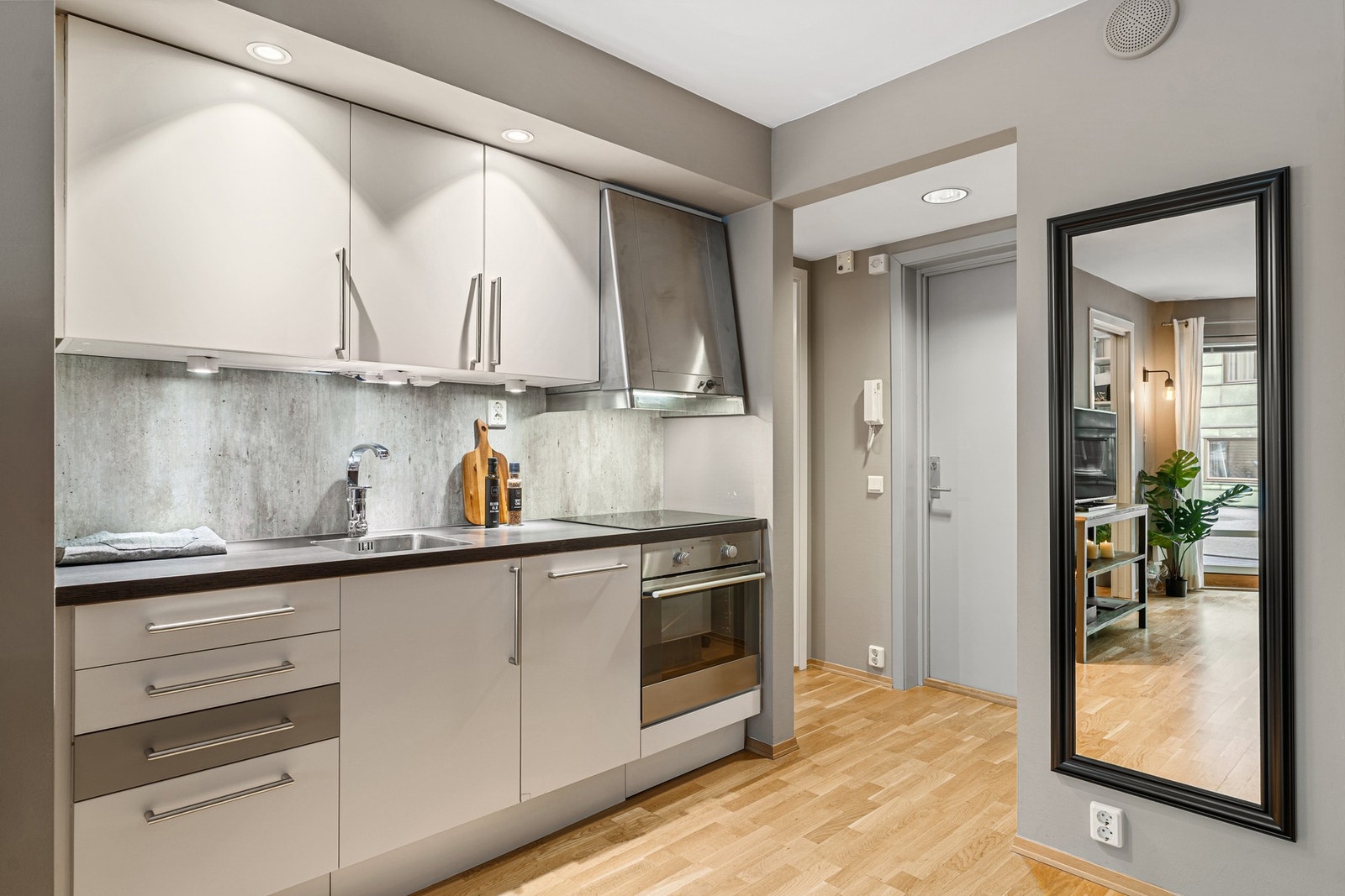 Kjøkkenet ble modernisert i 2014 og har integrerte hvitevarer. Galleribilde