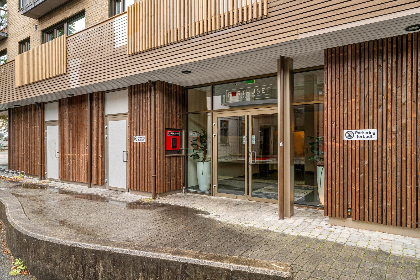 Her møtes du av en ryddig og velholdt oppgang med postkasser og enkel adkomst til heis og leiligheter. Galleribilde