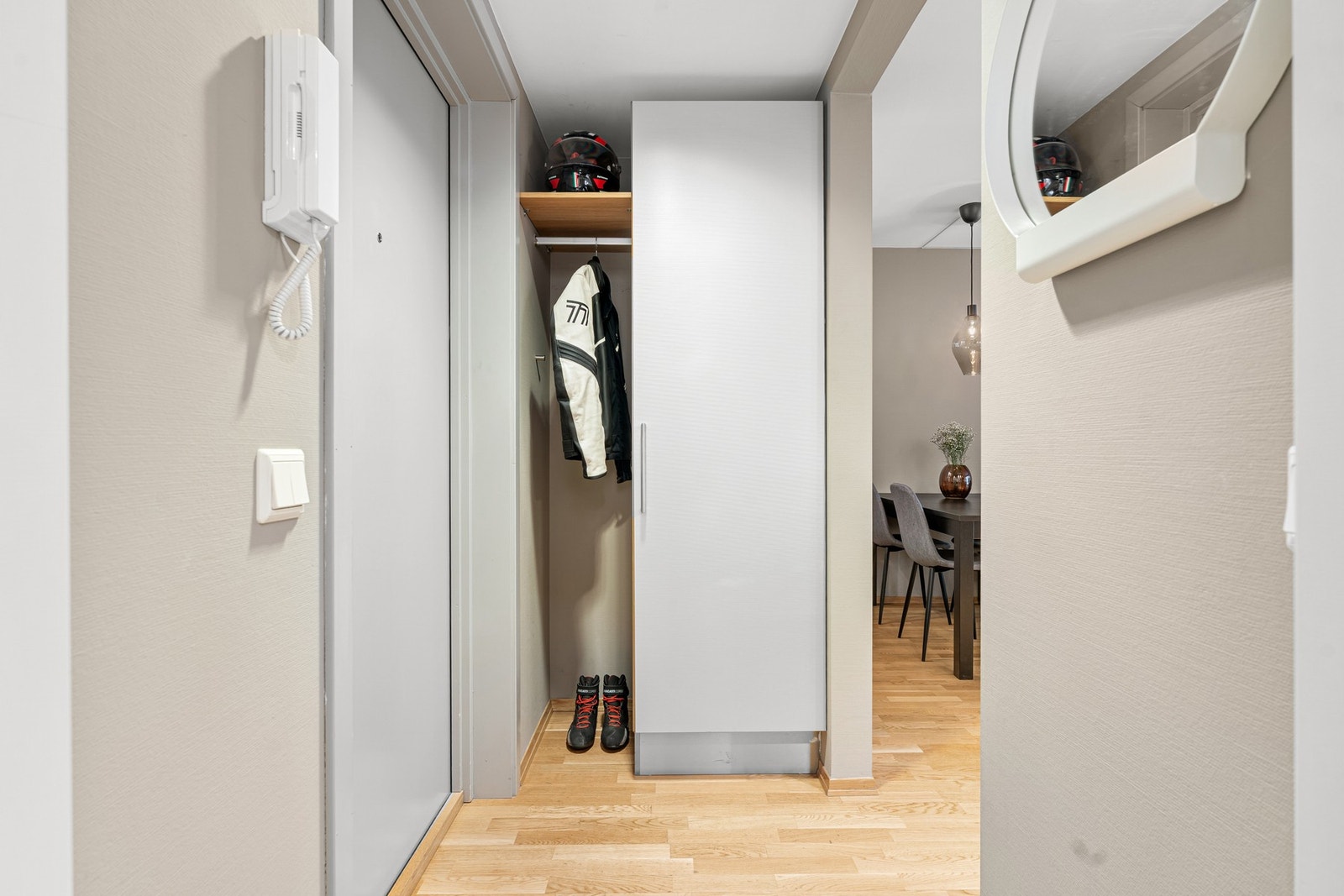 Entréen har en smart planløsning med garderobeløsning og oppbevaringsplass. Galleribilde