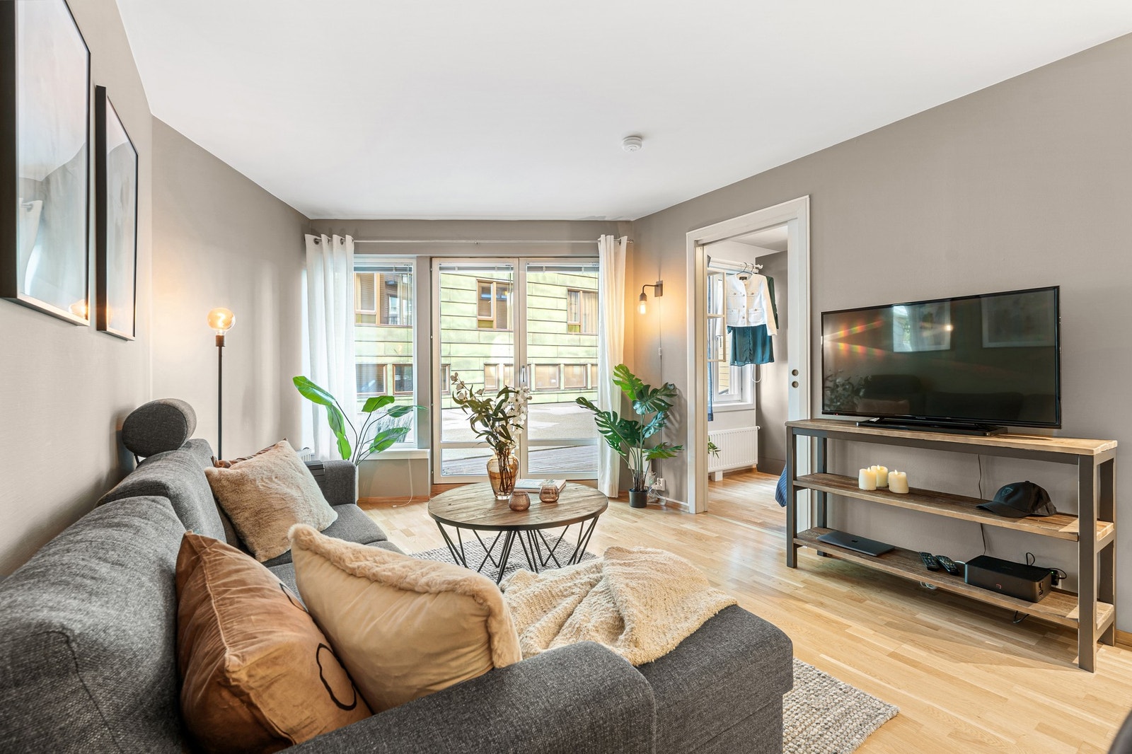 Stuen byr på en romslig løsning med god plass til både spisebord og sofakrok. Galleribilde