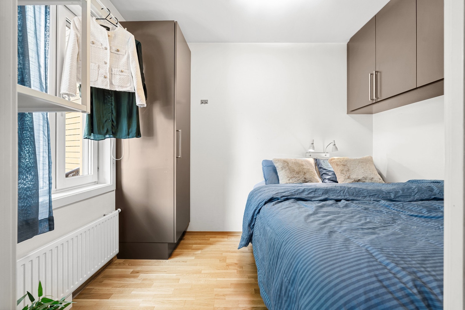 Pent soverom med lyse vegger og store vinduer som slipper inn godt med naturlig lys. Galleribilde