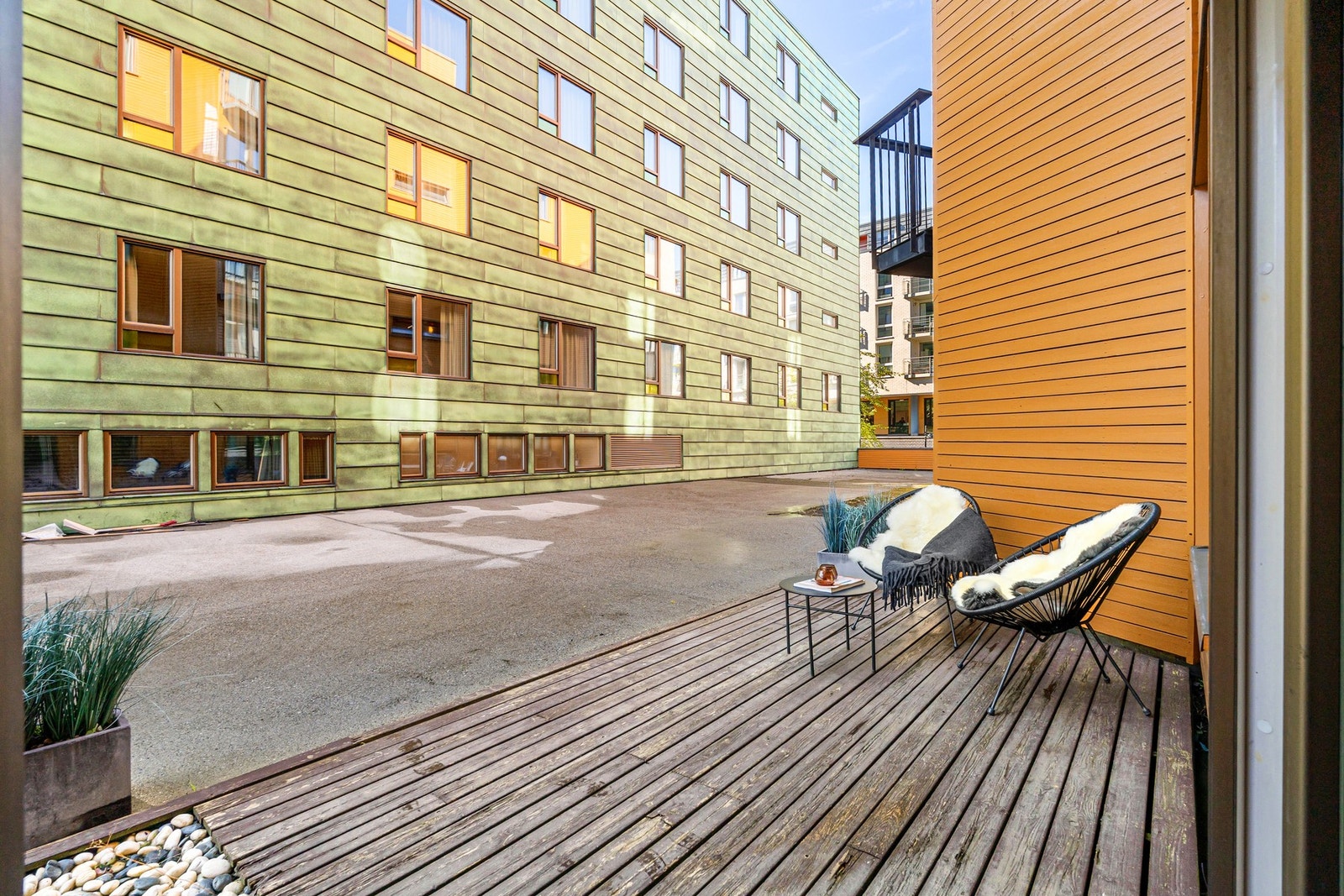 Terrassen på ca. 7 m² og gir deg en fin mulighet til å lage en koselig uteplass med sittegruppe og dekorative detaljer. Galleribilde