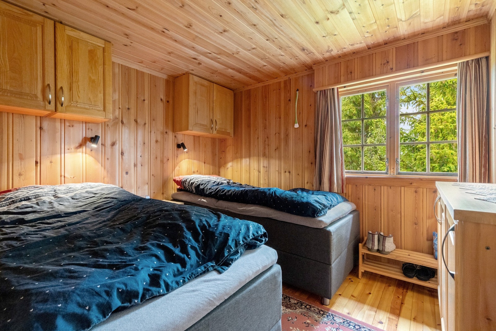 Hytta har to soverom hvor det ene soverommet i dag er møblert med to enkeltsenger. Galleribilde