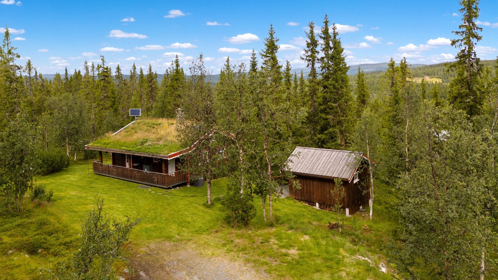 Eiendomsmegler Marit Nystuen presenterer denne fritidseiendommen i Hedalen. Foto: Christine Stokkebryn Galleribilde