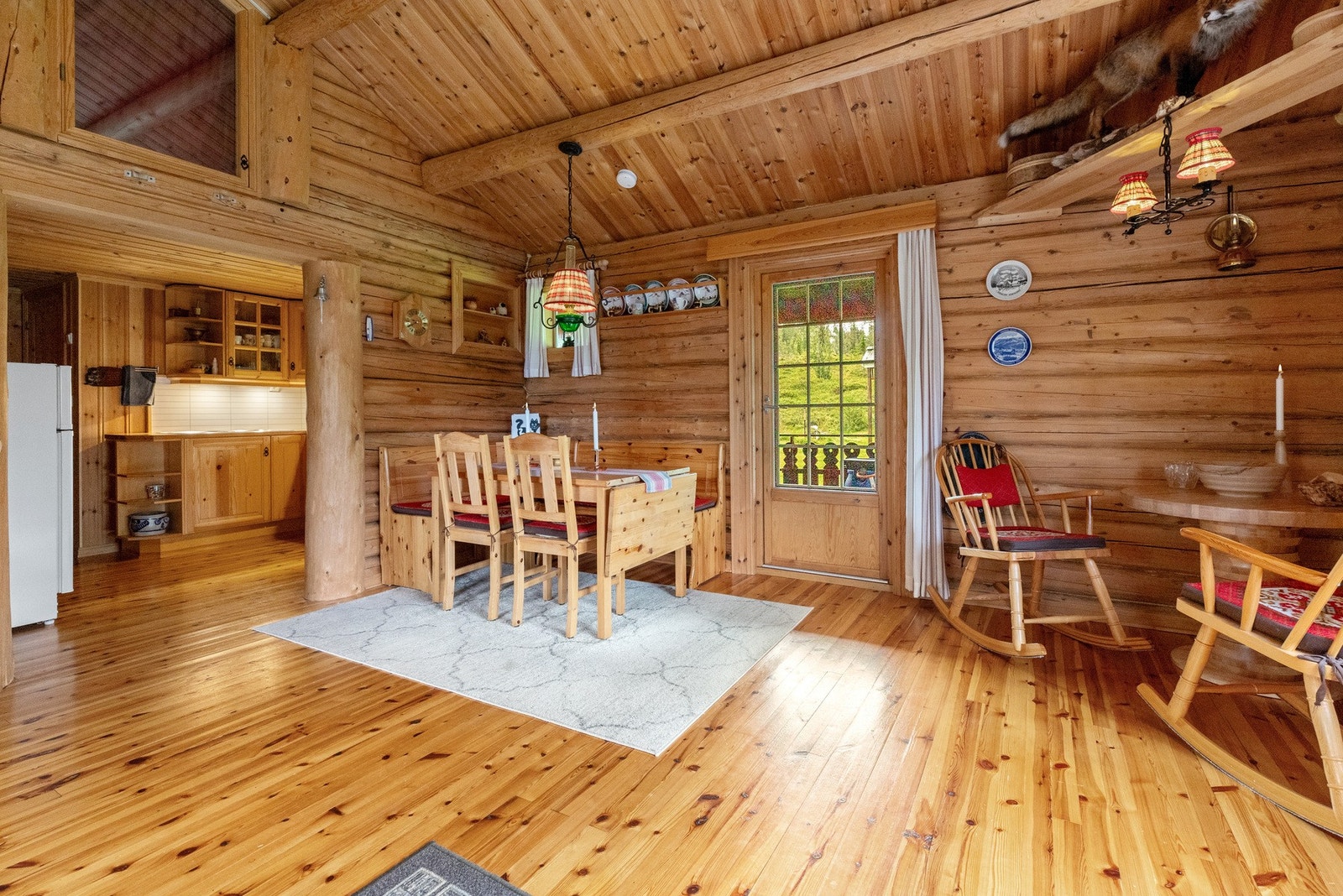 Eiendommen selges møblert som på visning. Noe løsøre vil bli fjernet.
Hvitevarer på kjøkken medfølger.
Aggregat i uthuset kan kjøpes i etterkant av budaksept, etter avtale med selger. Galleribilde