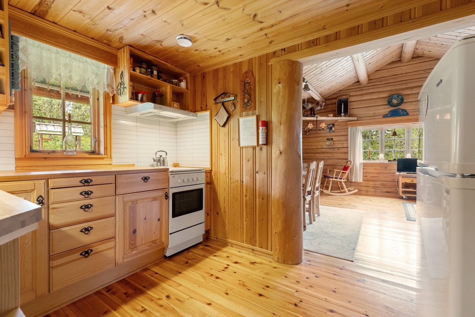 Løs komfyr og kjøleskap med propandrift. Hvitevarer på kjøkkenet medfølger. Galleribilde