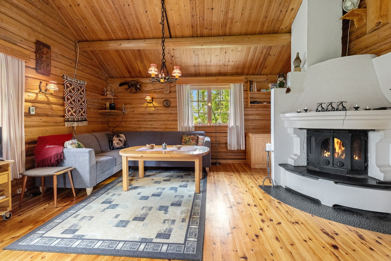 Her finner du også elementpeis med innsats tilkoblet pipe som gir rommet fin atmosfære og varme. Galleribilde