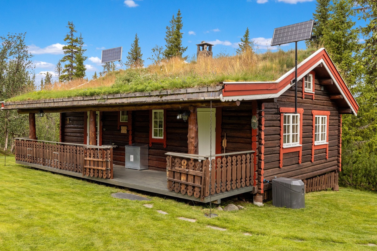 Helårsvei helt fram til hytta. Overbygd terrasse ved inngangsparti. Galleribilde