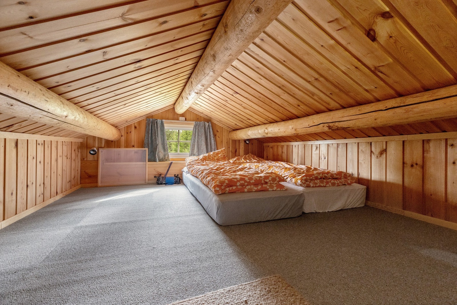 Hems med tilgang fra stigetrapp. Hemsen har lav takhøyde og ingen rømningsvei slik at det ikke kan regnes som et rom for varig opphold. Galleribilde