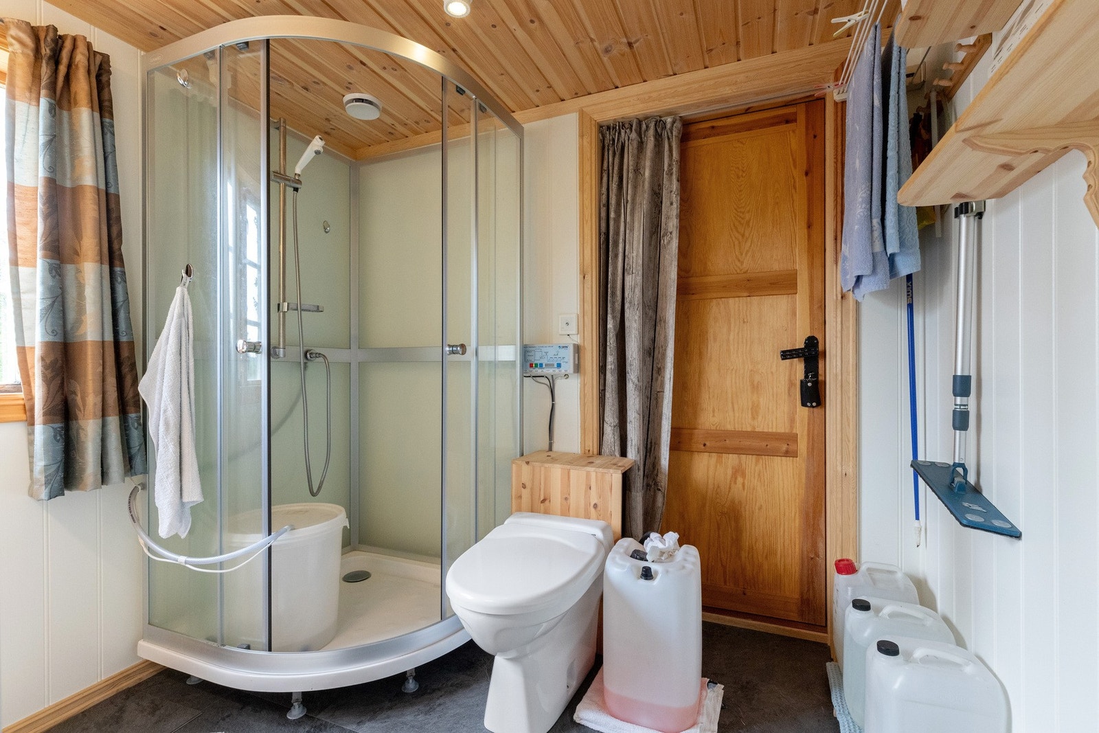 Praktisk hyttebad med dusjkabinett, servant og Jetz vakumtoalett. Galleribilde