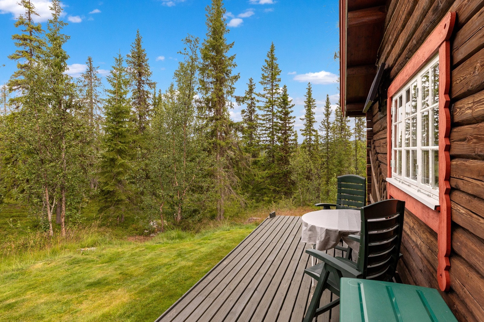 Hyggelig sitteplass ved kortveggen av hytta. Galleribilde