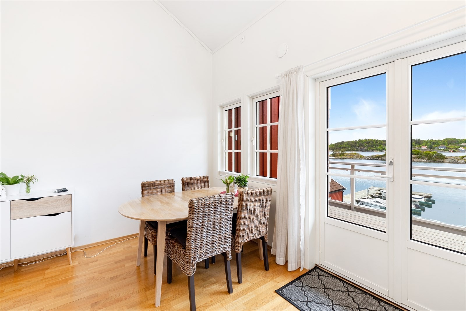 Lys stue med store vindusflater som gir godt med lys inn i stuen og på kjøkkenet. Galleribilde