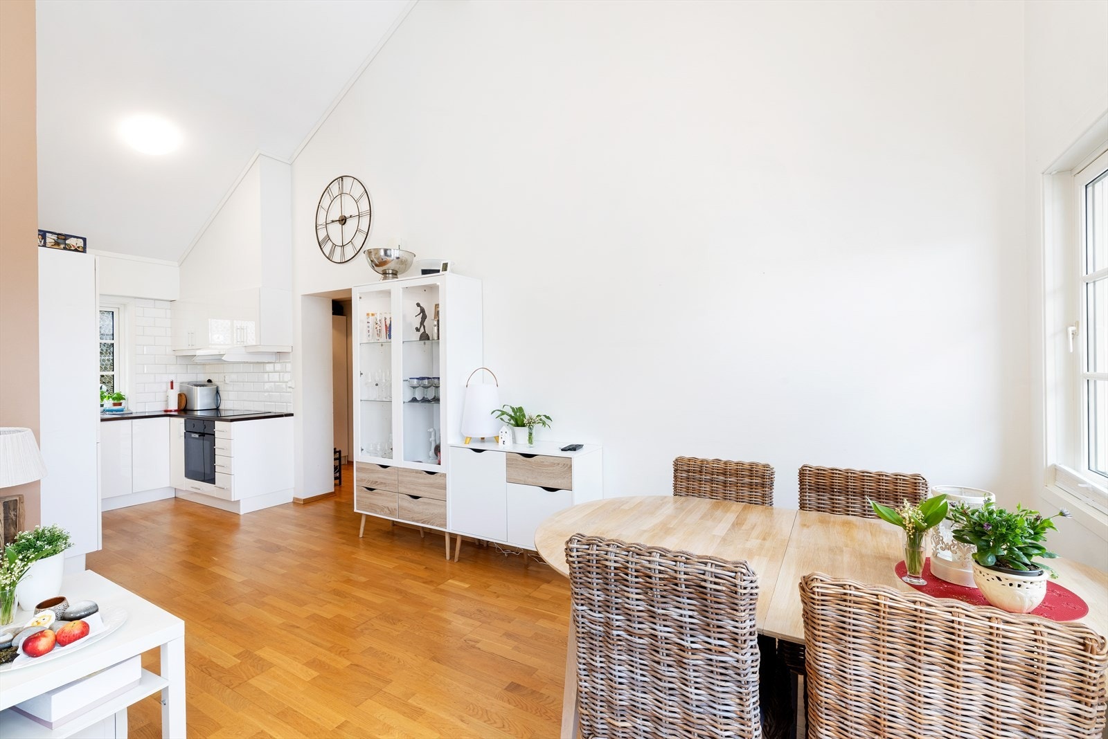 Stuen er åpen mot kjøkken. Galleribilde