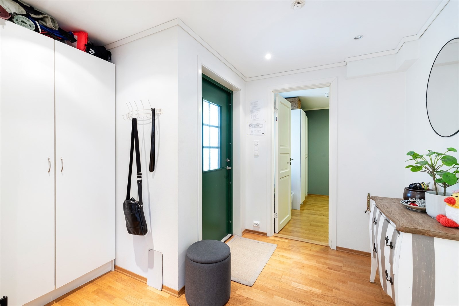 Gang/entre med plass til klesskap. Inngang til soverom 1 med plass til seng og klesskap. Galleribilde