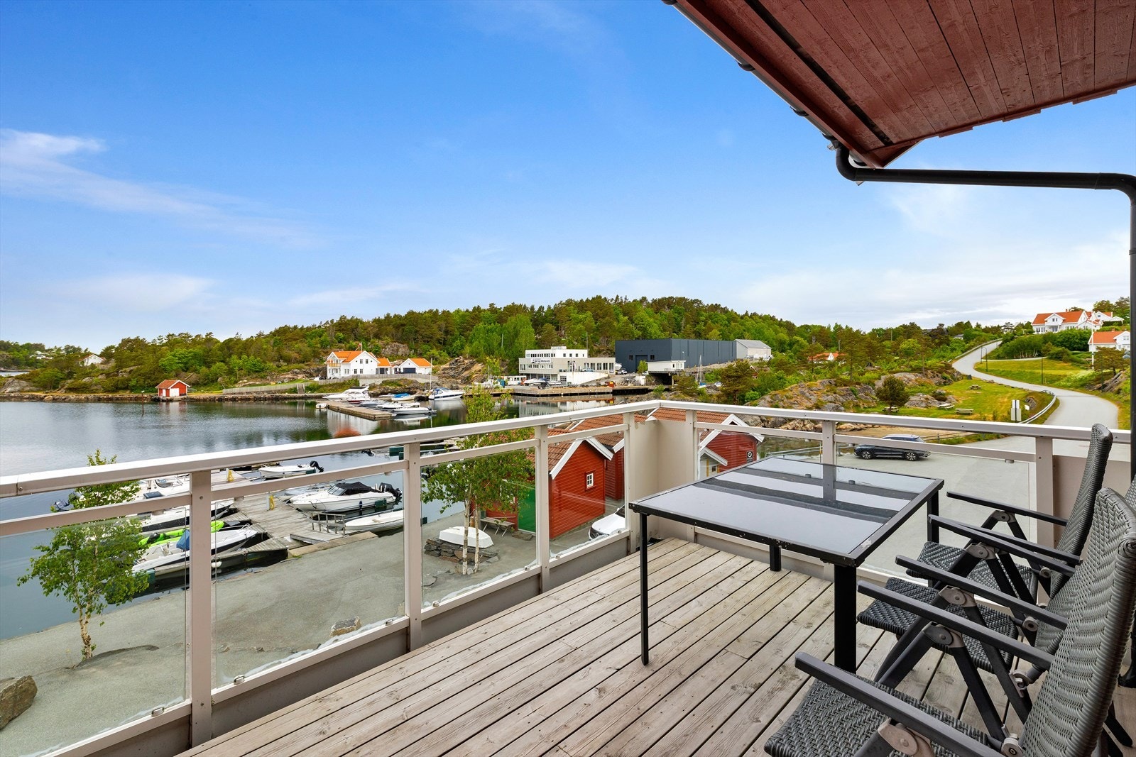 Stor veranda med ettermiddags- og kveldssol, samt en flott sjøutsikt. Galleribilde