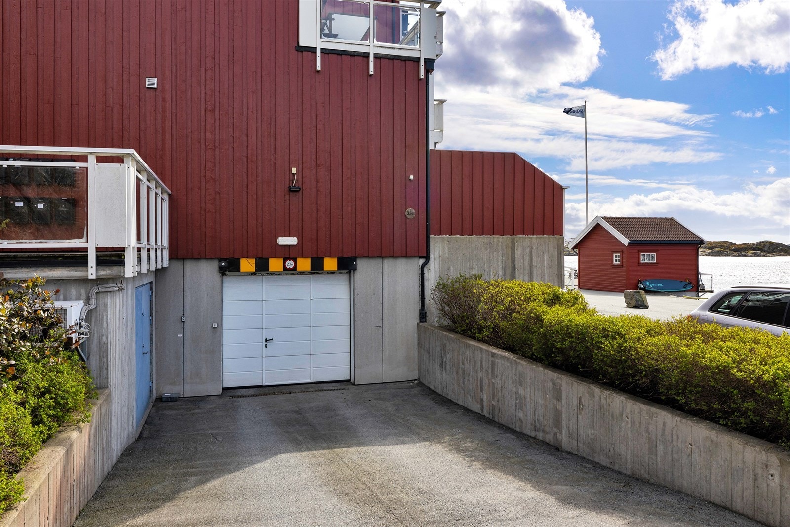 Innkjøring til garasjen. Galleribilde