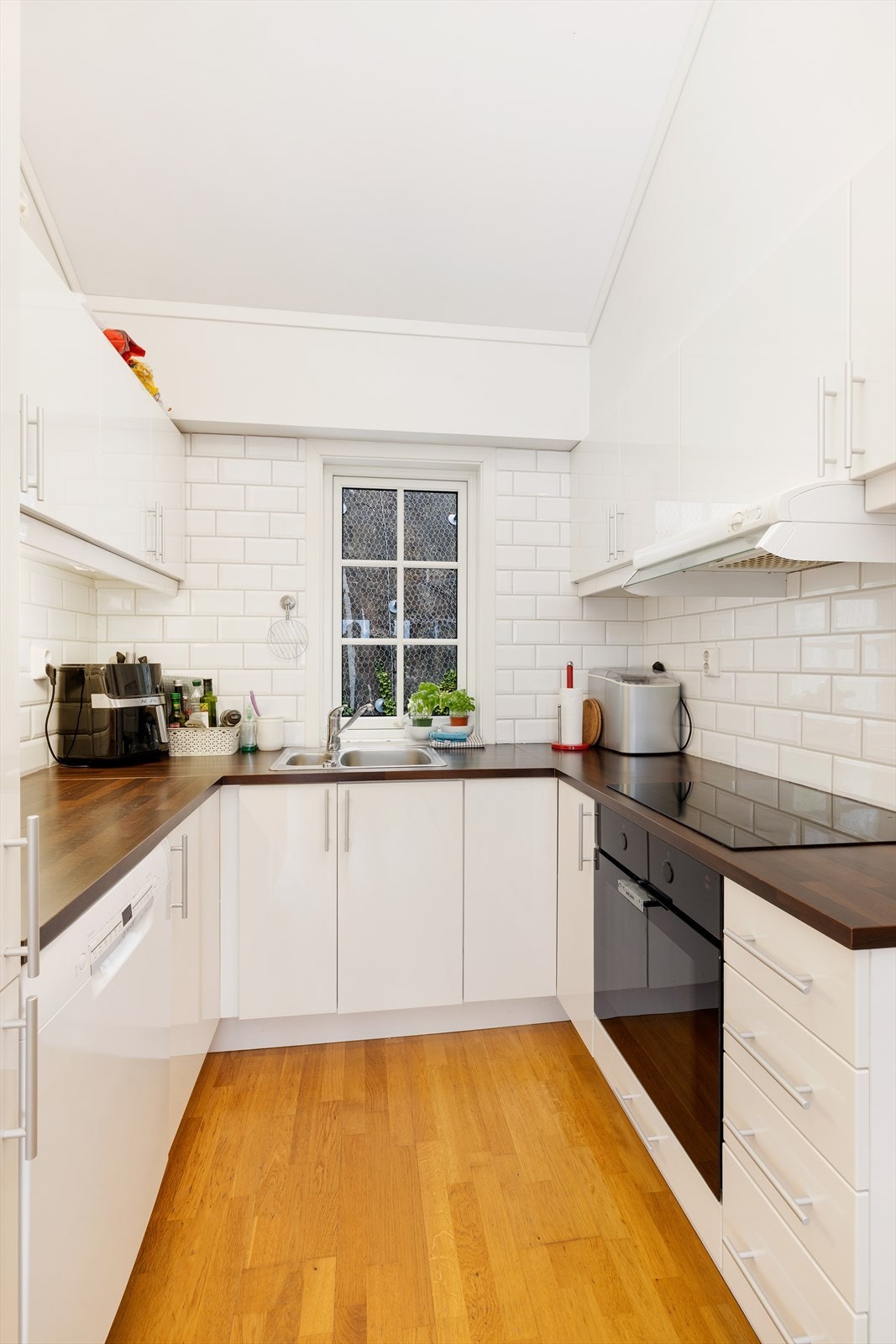 Fliser på vegger over kjøkkenbenk. Galleribilde