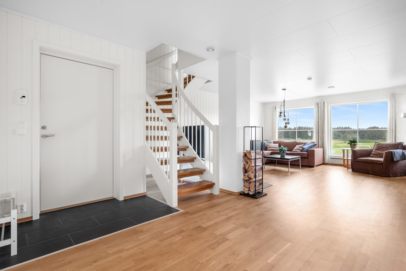 Vedfyring og elektrisitet som oppvarming - det er også mulig å sette inn varmepumpe Galleribilde