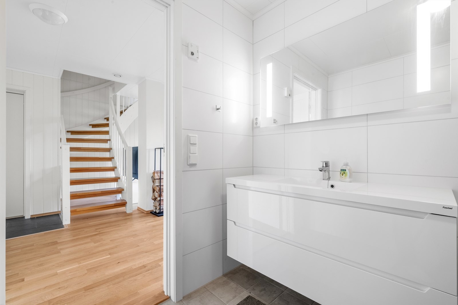 Moderne og stilrent bad Galleribilde