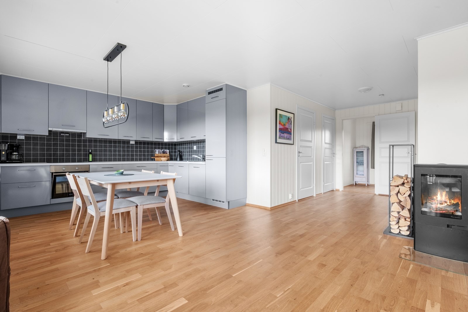 Rikelig med skap og benkeplass på kjøkkenet Galleribilde