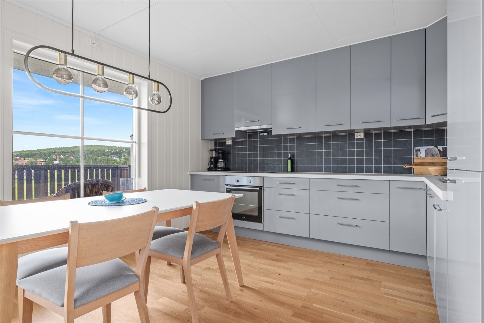 Stilrent og moderne kjøkken med integrerte hvitevarer Galleribilde