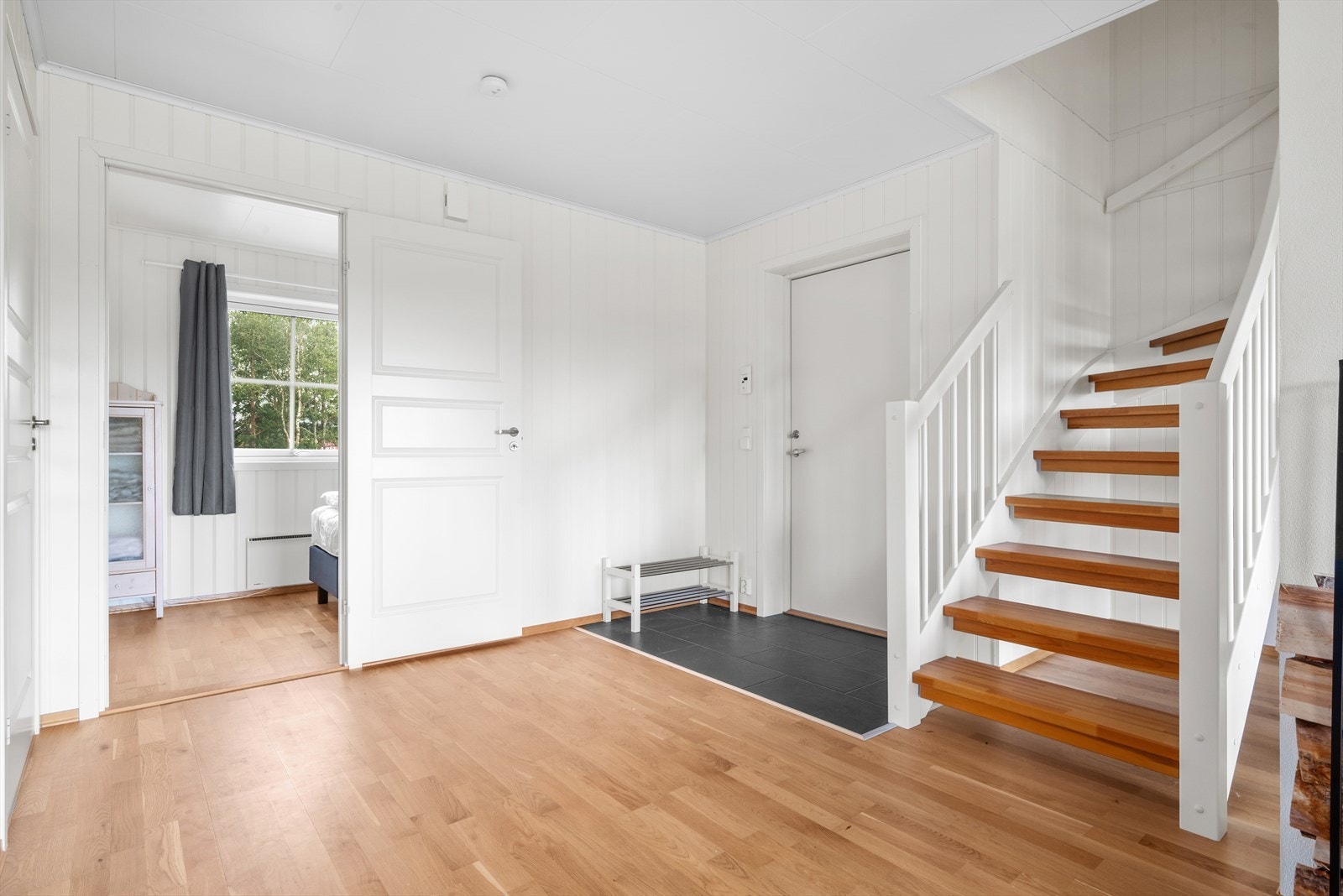 Romslig entre Galleribilde