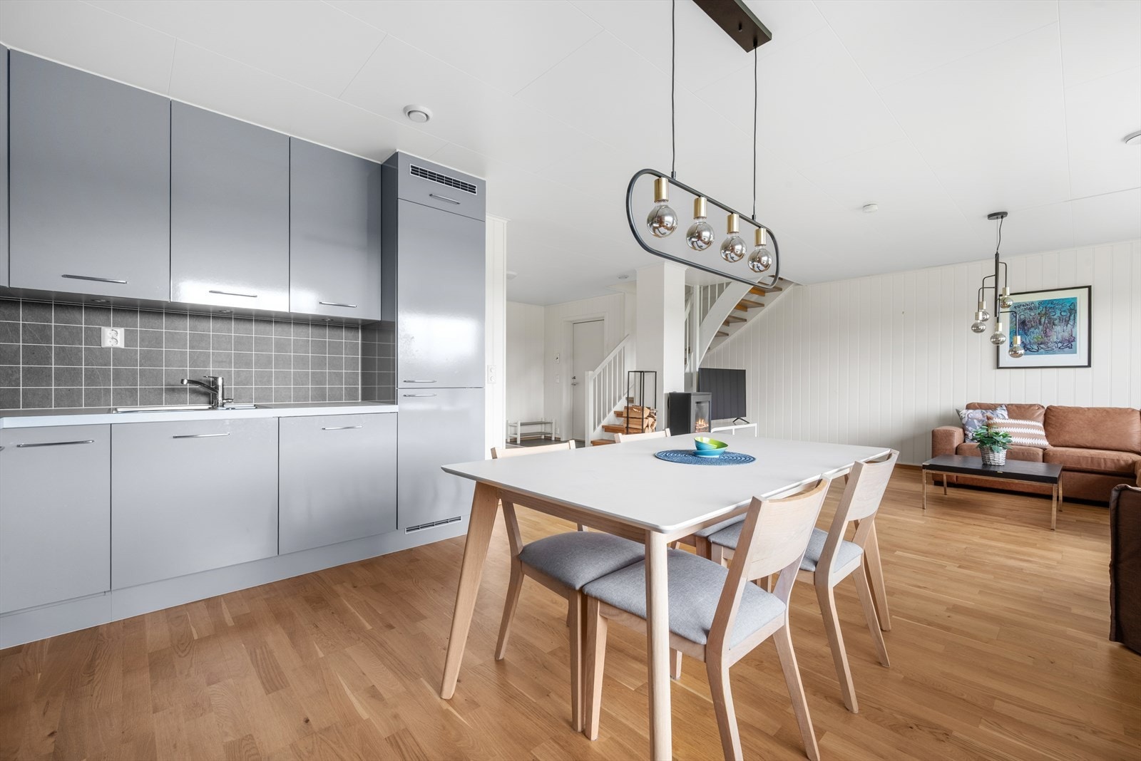 Det er god plass til ei spisestue i overgangen stue/kjøkken Galleribilde