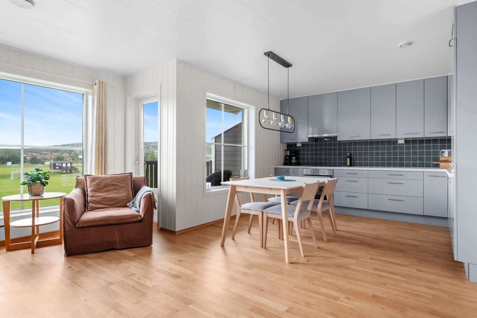 Fra stue/kjøkkendelen er det direkte utang til en romslig balkong Galleribilde