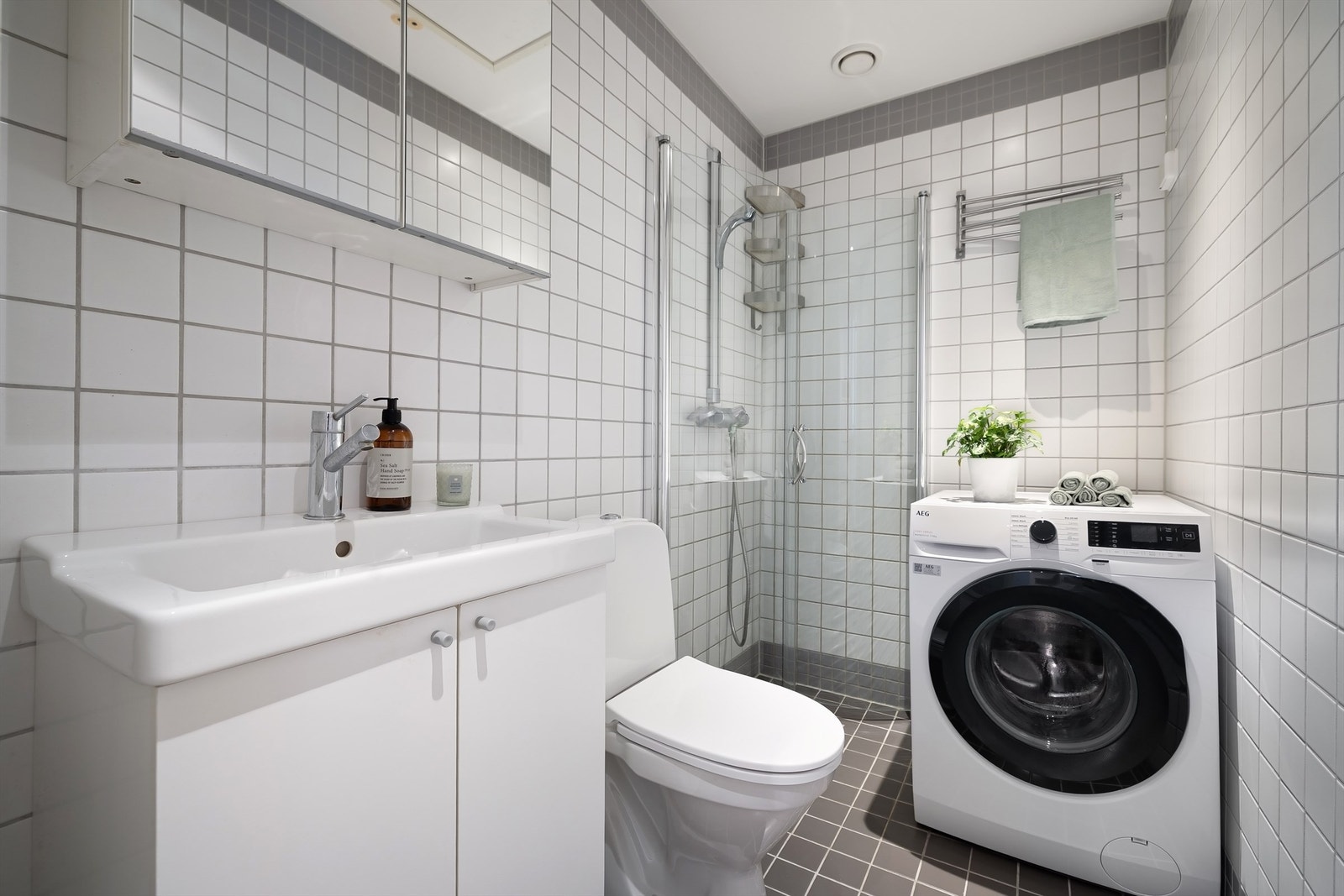 Pent, flislagt baderom med gulvvarme og downlights i himling Galleribilde