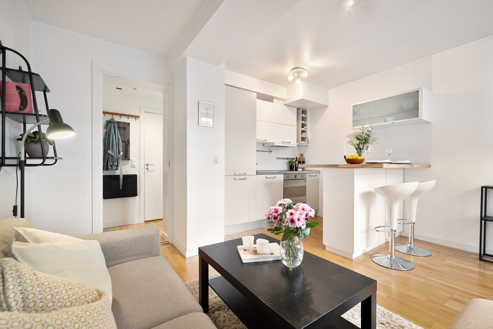 Leiligheten har store vinduer, et industrielt utrykk og en luftig planløsning som gir boligen en luftig atmosfære Galleribilde